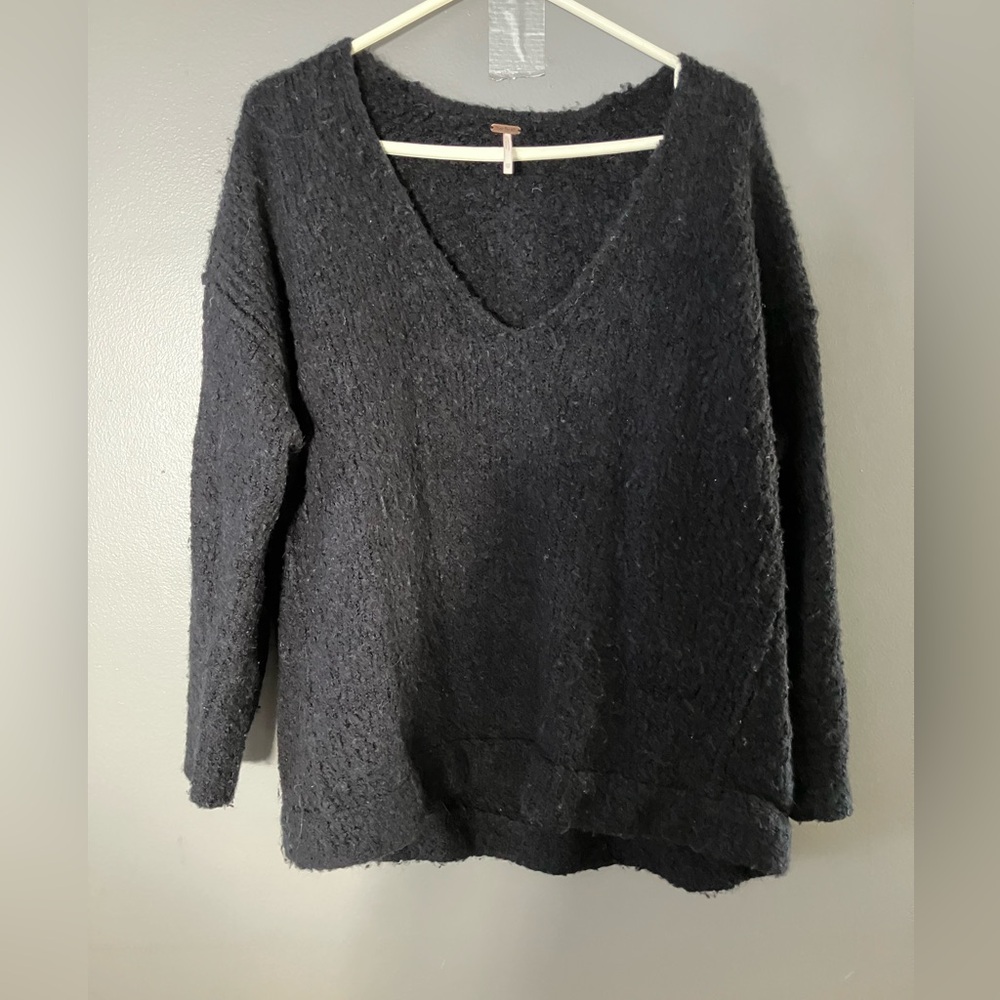 IN GREAT CONDITION!!FREE PEOPLE Black V-Neck Oversized Sweater SIZE XS